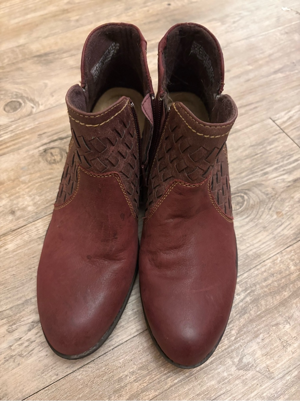 Earth origins women’s Red Brown Leather Chukka Boots